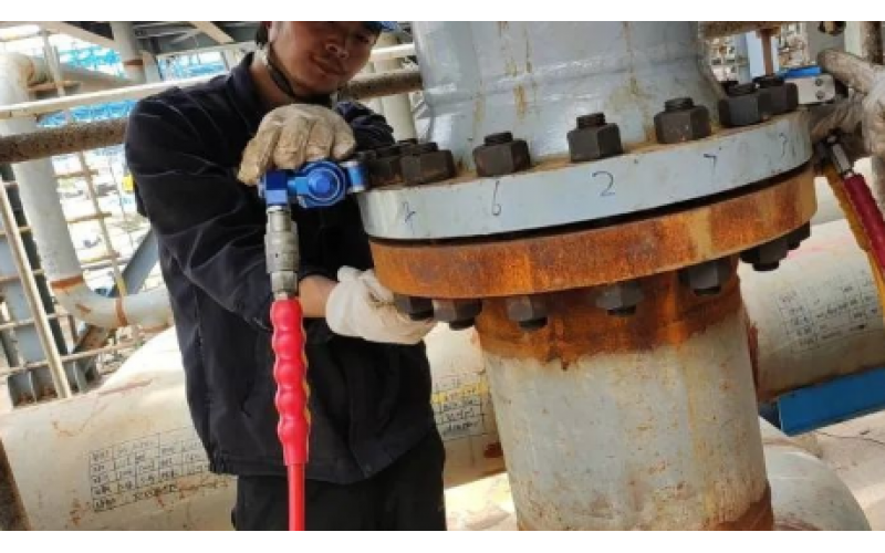 冶金余热回收设备螺栓安装预紧选用KWZK华亿体育在线注册,华亿体育（中国）液压力矩扳手