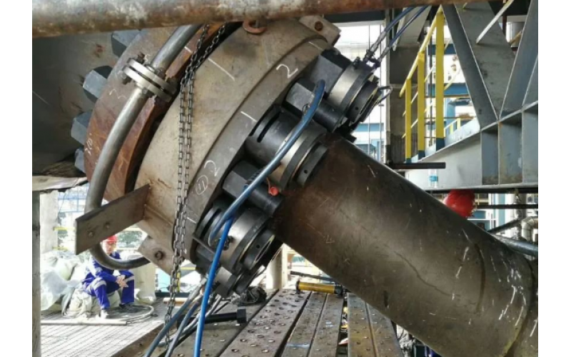 化肥氨合成塔顶盖螺栓预紧客户选用华亿体育在线注册,华亿体育（中国）KWZK液压螺栓拉伸器